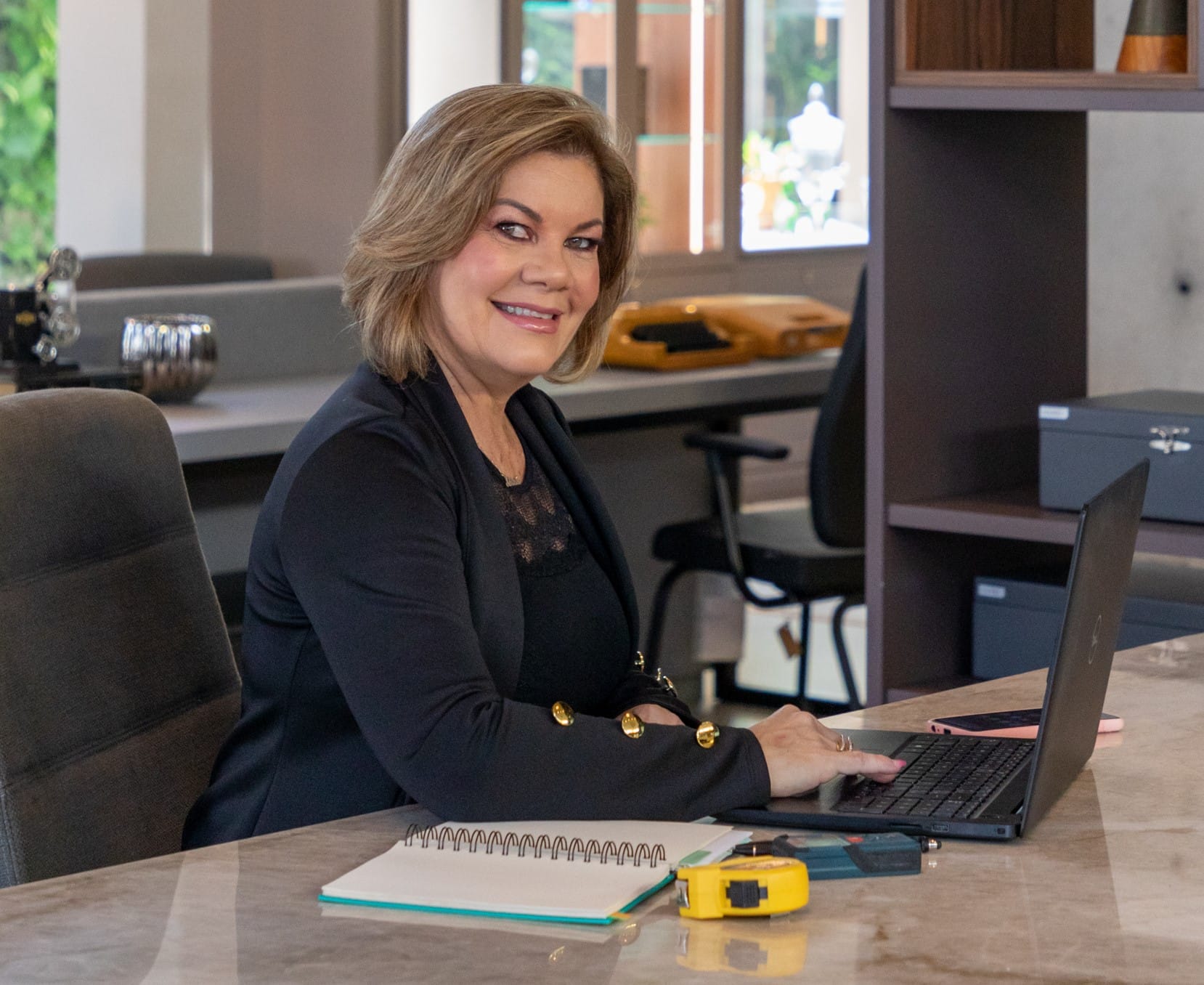 Adriana Leal trabalhando em seu escritório de arquitetura